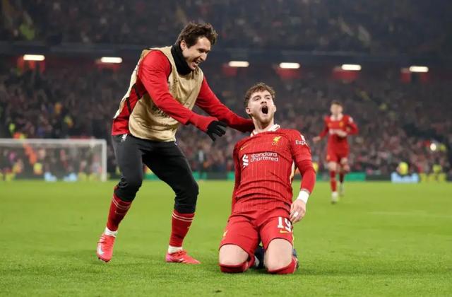 乐鱼体育App-英超本轮比赛中多支豪门陷入困境